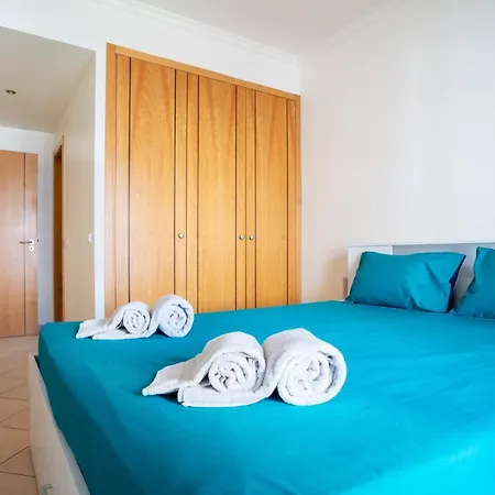 Charming And Centrally Located In Sunny Apartment *