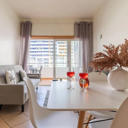 Charming And Centrally Located In Sunny Apartment